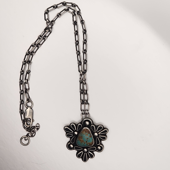 Stunning Number 8 Flower Neclmmm - Picture 3 of 5